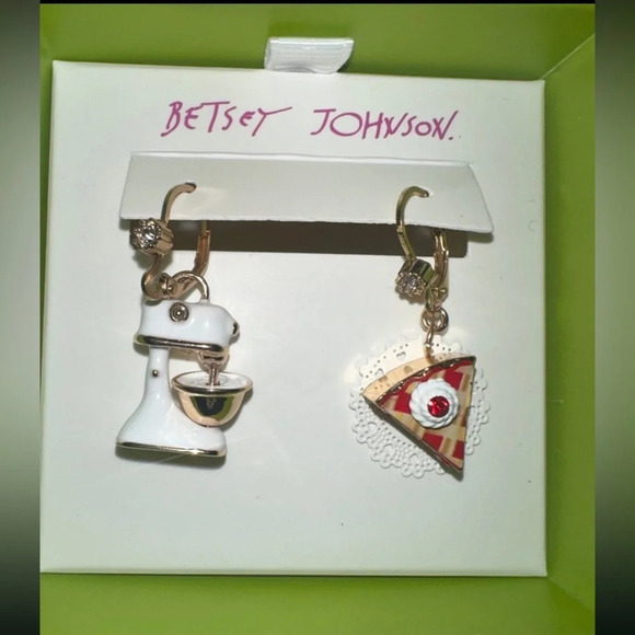 BETSEY JOHNSON Mismatched Baking Mixer & Cherry Pie Dangle Earrings in Box NWT - Picture 1 of 2